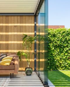 Verano_alplast-pro_pergola_glazen_schuifwand_houten_wand_tuin