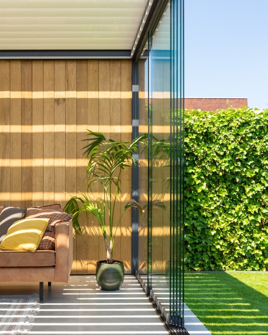 Verano_alplast-pro_pergola_glazen_schuifwand_houten_wand_tuin