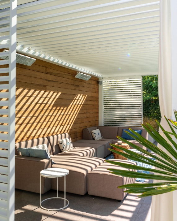 Verano_alplast-pro_pergola_houten_wand_tuin